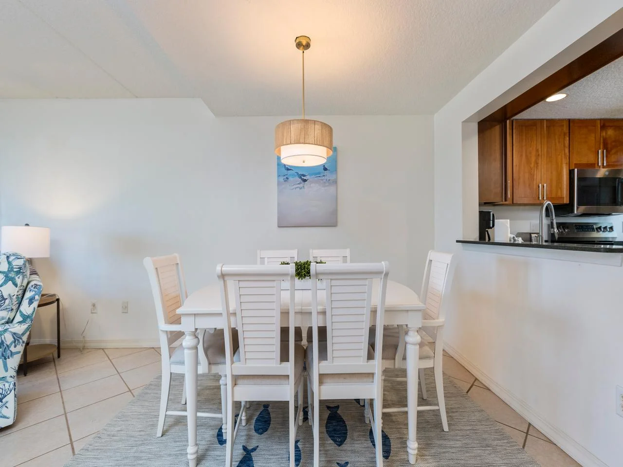 Bright dining area with cozy seating for 6!