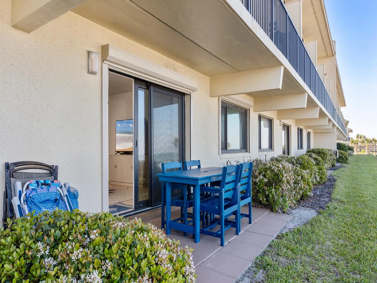 Cozy patio dining for 6 with ocean/beach views for relaxing mornings!