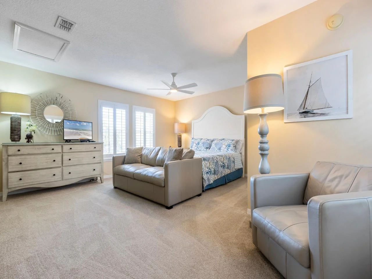 Spacious bedroom retreat with King bed and a queen sofa sleeper with ensuite bathroom!