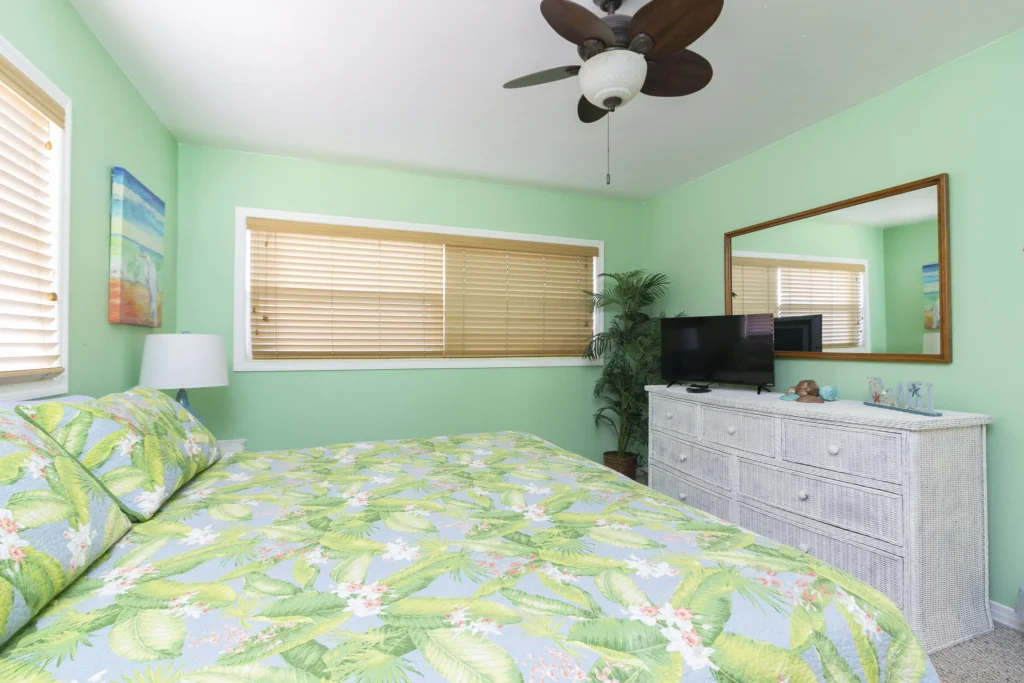Guest Bedroom - Queen Bed