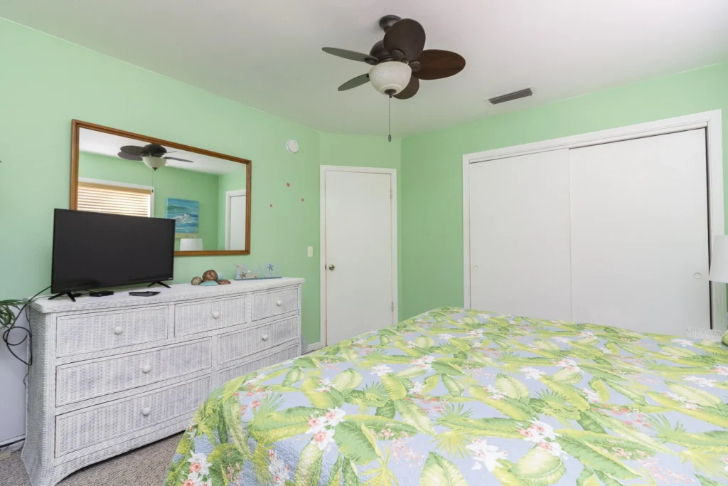 Guest Bedroom - Queen Bed