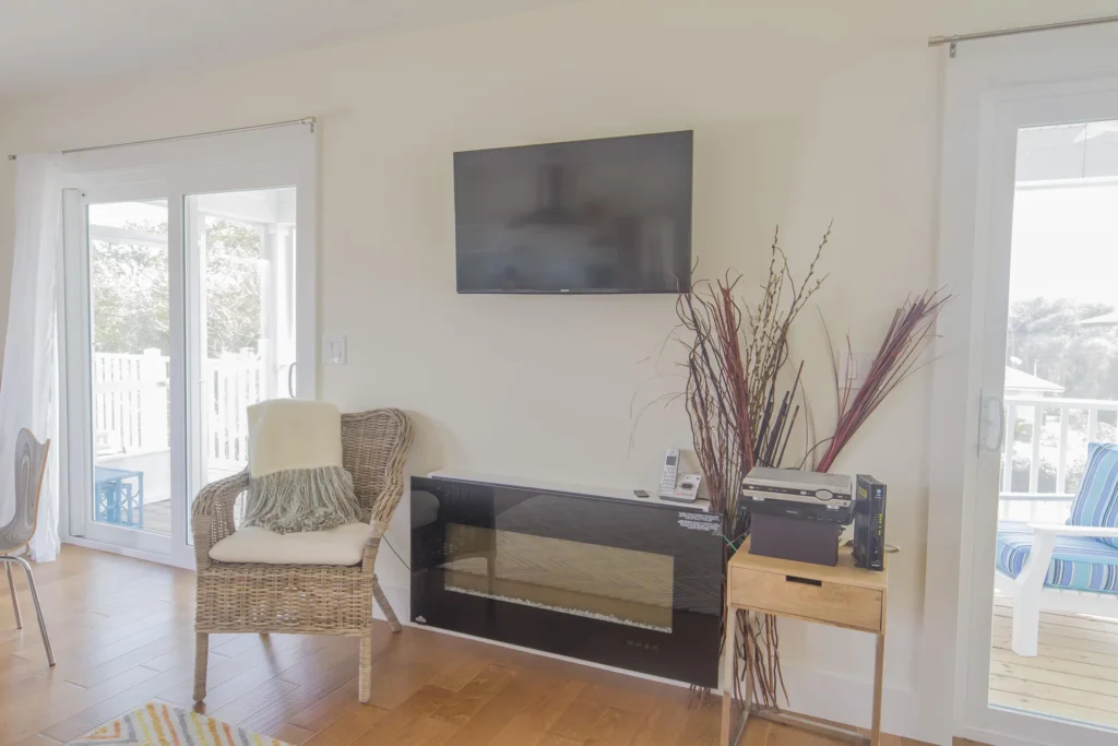 TV / Fireplace