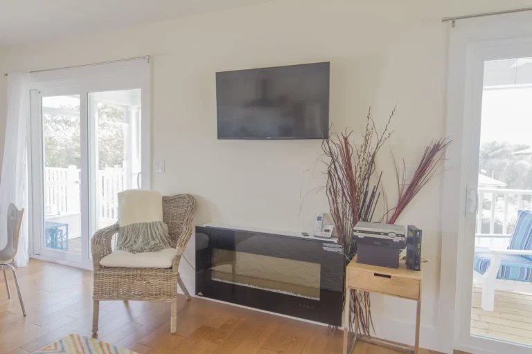 TV / Fireplace