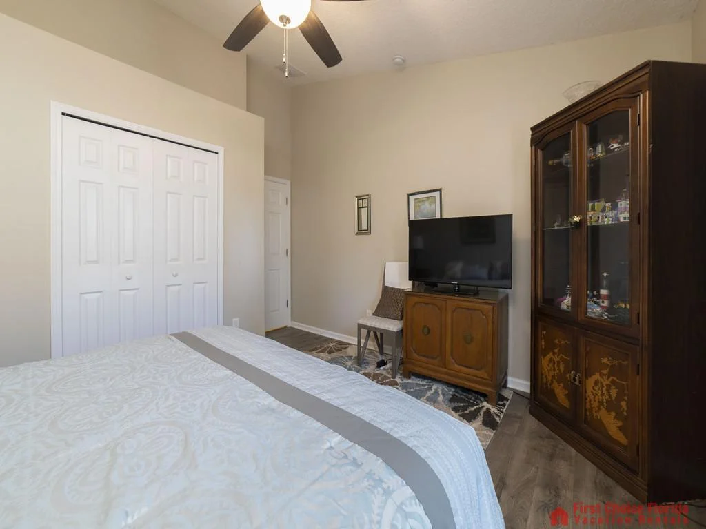 Magnolia Beach House - Bed and TV