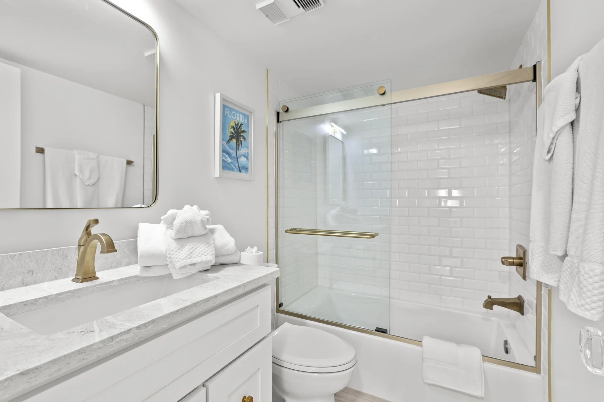 Bright, guest bathroom with modern fixtures