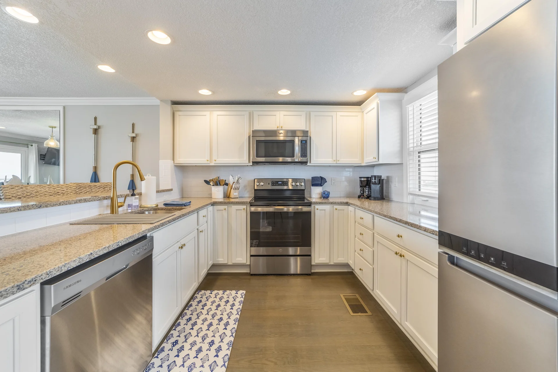 Ocean Oasis - Modern Kitchen