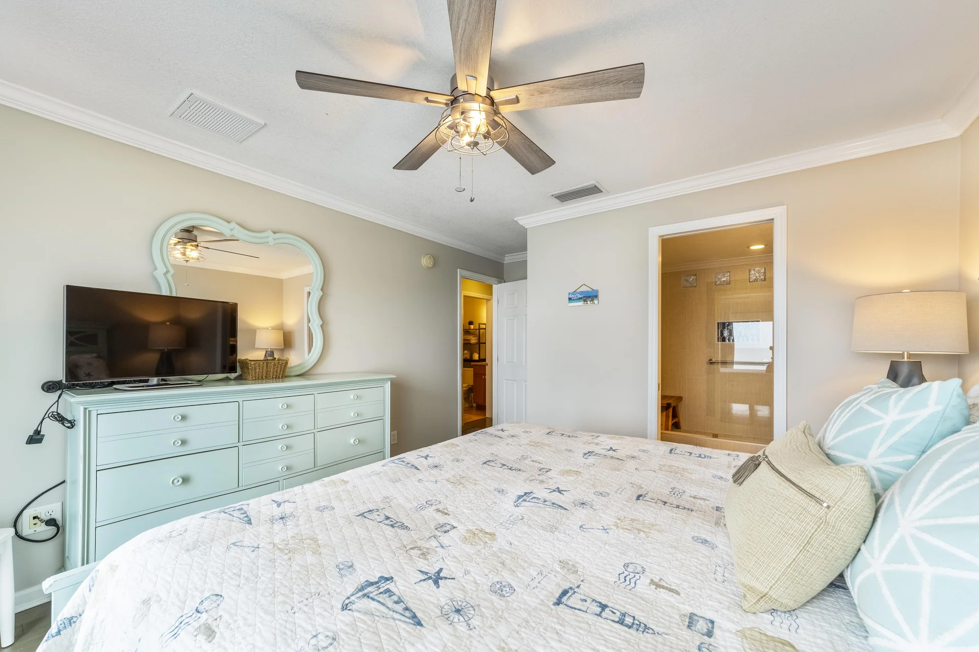 Ocean Oasis - Oceanfront Master Bedroom with Ensuite Bathroom