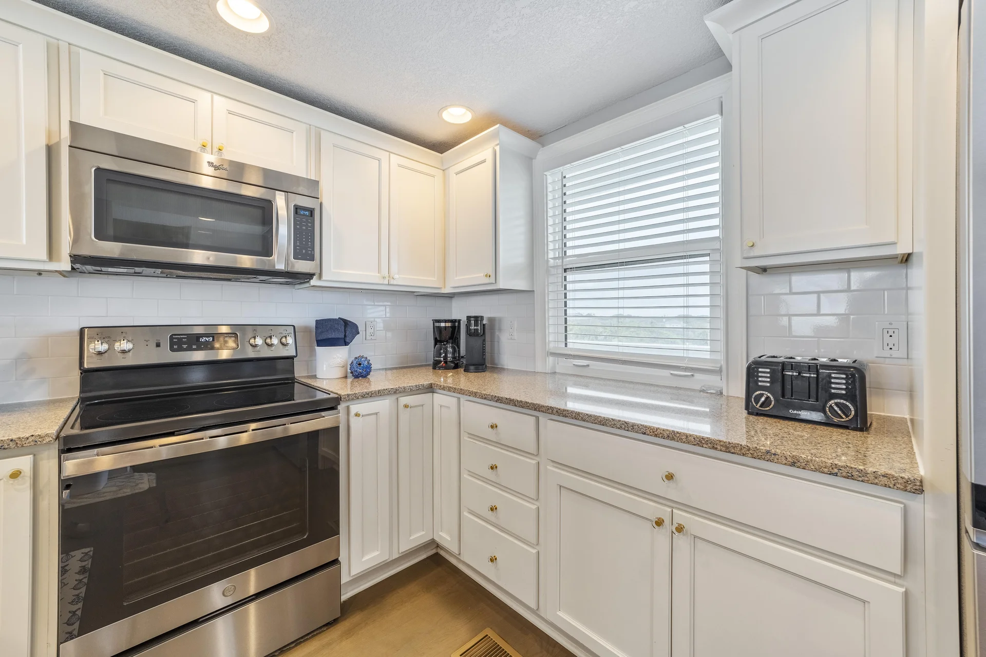 Ocean Oasis - Modern Kitchen