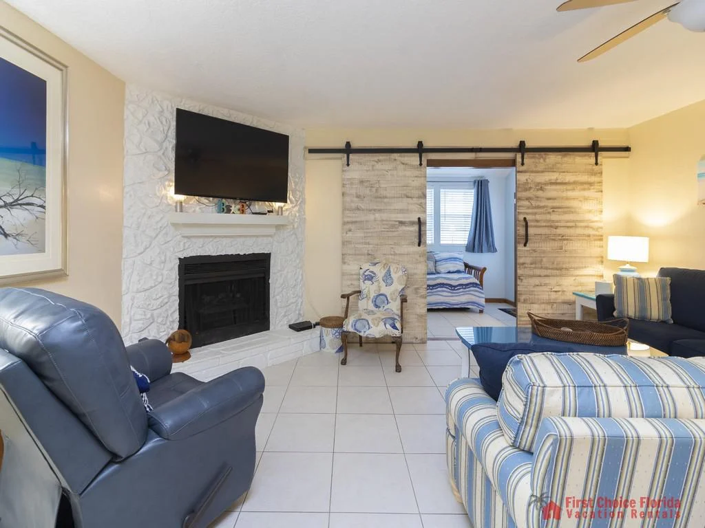 Tarpon Run 35 - Living Room TV
