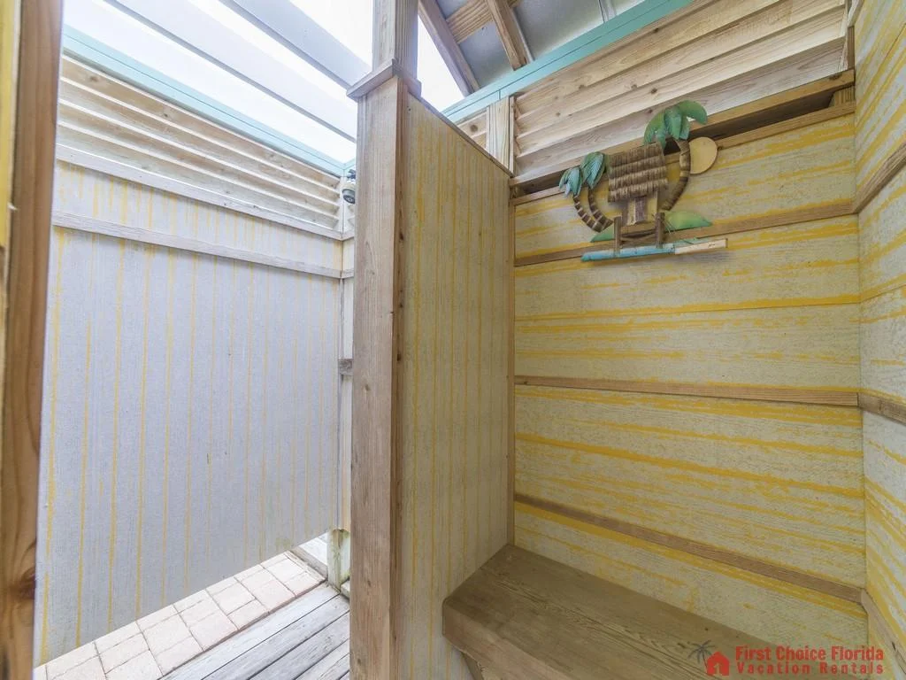 Island Surf Cottage Large Outdoor Shower