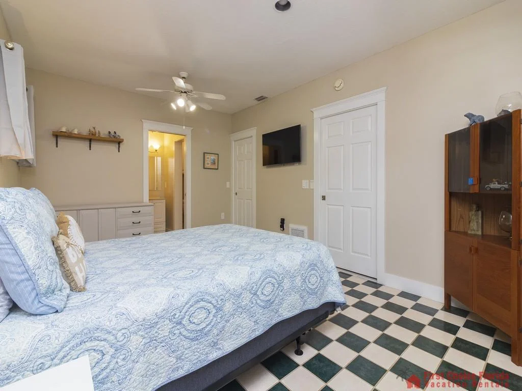 First Floor En Suite with Queen Bed