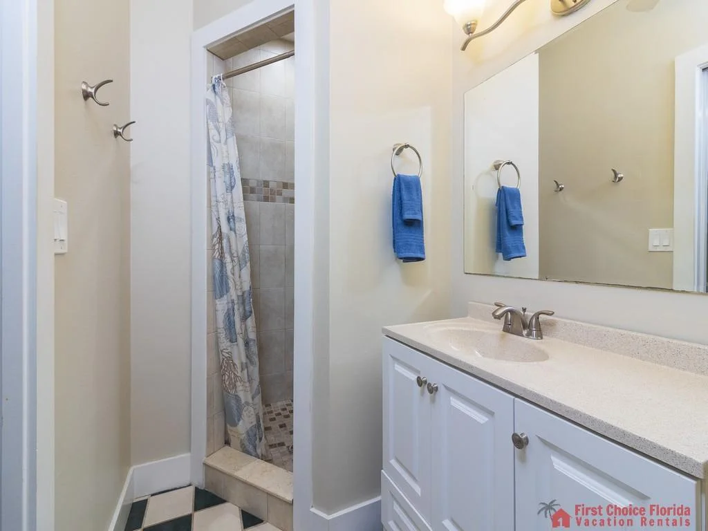 En Suite Bath - First Floor
